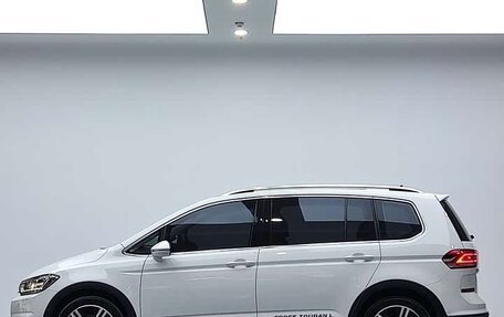 Volkswagen Touran III, 2022 год, 1 800 018 рублей, 3 фотография