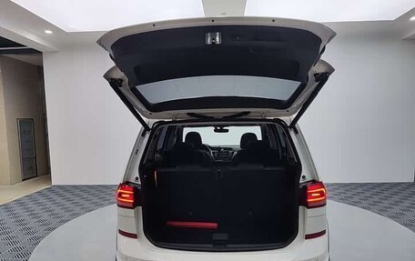 Volkswagen Touran III, 2022 год, 1 800 018 рублей, 6 фотография