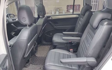 Volkswagen Touran III, 2022 год, 1 800 018 рублей, 11 фотография