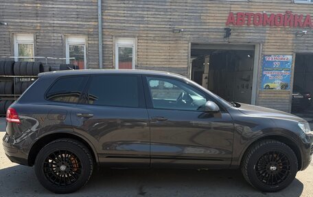 Volkswagen Touareg III, 2011 год, 1 350 000 рублей, 2 фотография