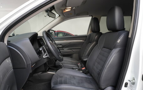 Mitsubishi Outlander III рестайлинг 3, 2021 год, 3 480 000 рублей, 7 фотография