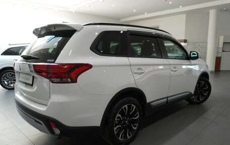 Mitsubishi Outlander III рестайлинг 3, 2021 год, 3 480 000 рублей, 6 фотография