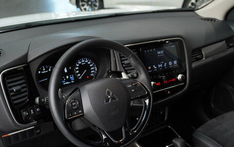 Mitsubishi Outlander III рестайлинг 3, 2021 год, 3 480 000 рублей, 10 фотография