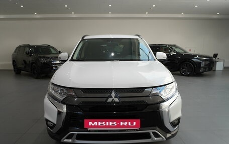 Mitsubishi Outlander III рестайлинг 3, 2021 год, 3 480 000 рублей, 2 фотография