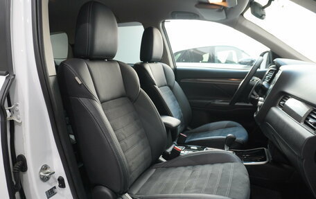 Mitsubishi Outlander III рестайлинг 3, 2021 год, 3 480 000 рублей, 14 фотография
