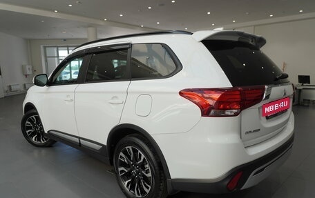Mitsubishi Outlander III рестайлинг 3, 2021 год, 3 480 000 рублей, 4 фотография