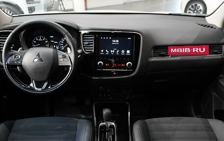 Mitsubishi Outlander III рестайлинг 3, 2021 год, 3 480 000 рублей, 17 фотография