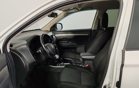 Mitsubishi Outlander III рестайлинг 3, 2017 год, 1 929 000 рублей, 16 фотография