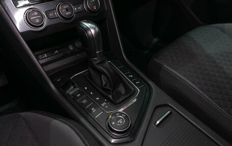 Volkswagen Tiguan II, 2017 год, 2 399 000 рублей, 19 фотография