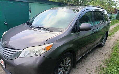Toyota Sienna III, 2011 год, 1 795 000 рублей, 2 фотография
