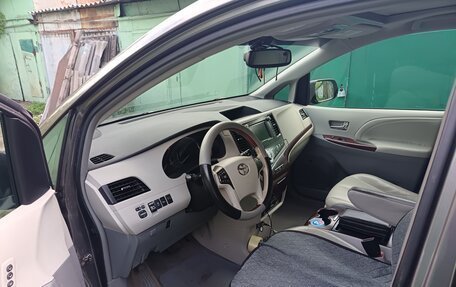 Toyota Sienna III, 2011 год, 1 795 000 рублей, 3 фотография