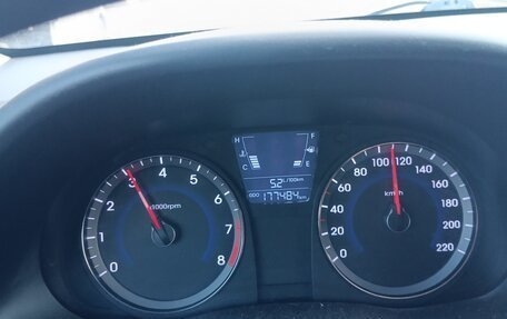 Hyundai Solaris II рестайлинг, 2011 год, 750 000 рублей, 16 фотография