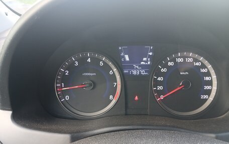 Hyundai Solaris II рестайлинг, 2011 год, 750 000 рублей, 15 фотография