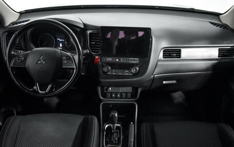 Mitsubishi Outlander III рестайлинг 3, 2017 год, 1 609 000 рублей, 15 фотография