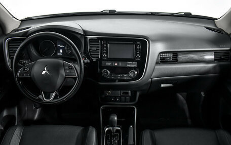 Mitsubishi Outlander III рестайлинг 3, 2017 год, 1 997 696 рублей, 14 фотография