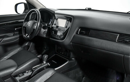 Mitsubishi Outlander III рестайлинг 3, 2017 год, 1 997 696 рублей, 13 фотография
