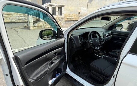 Mitsubishi Outlander III рестайлинг 3, 2019 год, 1 850 000 рублей, 4 фотография