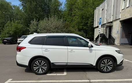 Mitsubishi Outlander III рестайлинг 3, 2019 год, 1 850 000 рублей, 2 фотография