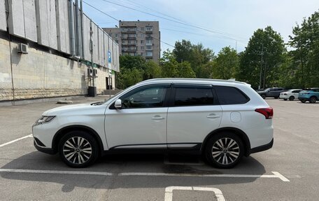 Mitsubishi Outlander III рестайлинг 3, 2019 год, 1 850 000 рублей, 10 фотография