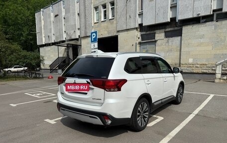Mitsubishi Outlander III рестайлинг 3, 2019 год, 1 850 000 рублей, 13 фотография