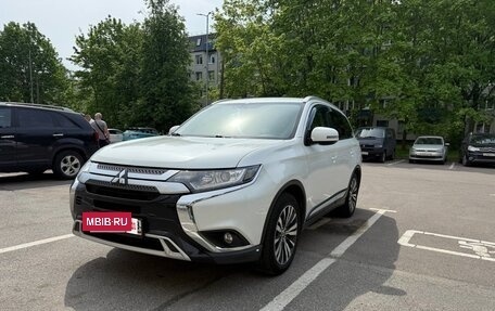 Mitsubishi Outlander III рестайлинг 3, 2019 год, 1 850 000 рублей, 3 фотография