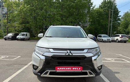 Mitsubishi Outlander III рестайлинг 3, 2019 год, 1 850 000 рублей, 14 фотография