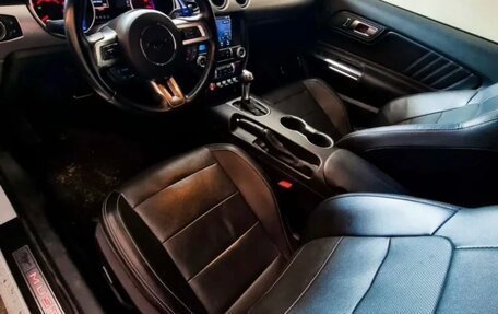 Ford Mustang VI рестайлинг, 2019 год, 3 300 000 рублей, 6 фотография