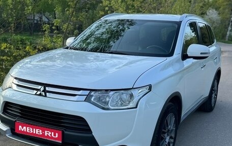 Mitsubishi Outlander III рестайлинг 3, 2014 год, 1 990 000 рублей, 1 фотография