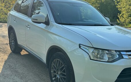 Mitsubishi Outlander III рестайлинг 3, 2014 год, 1 990 000 рублей, 4 фотография