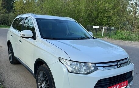 Mitsubishi Outlander III рестайлинг 3, 2014 год, 1 990 000 рублей, 2 фотография