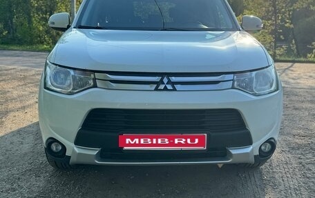 Mitsubishi Outlander III рестайлинг 3, 2014 год, 1 990 000 рублей, 3 фотография