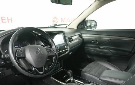 Mitsubishi Outlander III рестайлинг 3, 2021 год, 2 790 000 рублей, 9 фотография