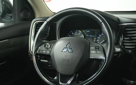 Mitsubishi Outlander III рестайлинг 3, 2021 год, 2 790 000 рублей, 15 фотография