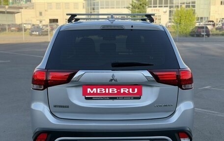 Mitsubishi Outlander III рестайлинг 3, 2018 год, 2 112 800 рублей, 5 фотография