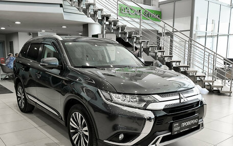 Mitsubishi Outlander III рестайлинг 3, 2021 год, 2 890 000 рублей, 3 фотография