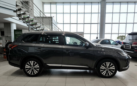 Mitsubishi Outlander III рестайлинг 3, 2021 год, 2 890 000 рублей, 4 фотография