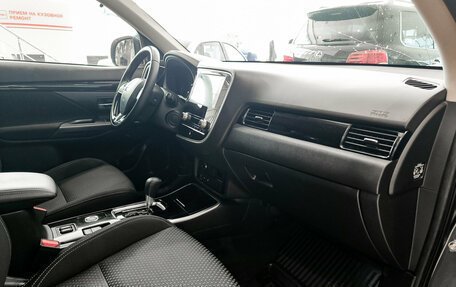 Mitsubishi Outlander III рестайлинг 3, 2021 год, 2 890 000 рублей, 11 фотография
