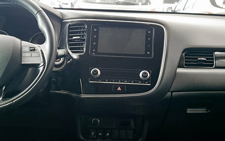Mitsubishi Outlander III рестайлинг 3, 2021 год, 2 890 000 рублей, 15 фотография