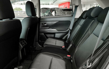 Mitsubishi Outlander III рестайлинг 3, 2021 год, 2 890 000 рублей, 12 фотография