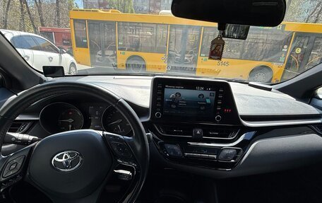 Toyota C-HR I рестайлинг, 2021 год, 2 680 000 рублей, 4 фотография