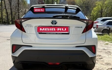 Toyota C-HR I рестайлинг, 2021 год, 2 680 000 рублей, 3 фотография