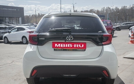 Toyota Yaris, 2021 год, 1 223 000 рублей, 6 фотография