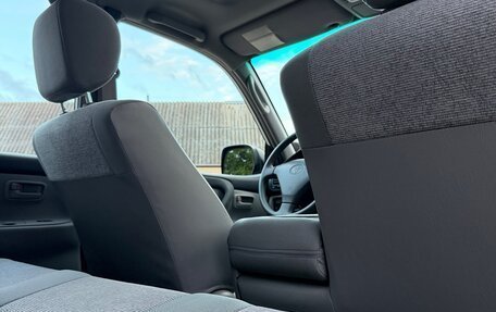Toyota Land Cruiser 100 рестайлинг 2, 2004 год, 21 000 000 рублей, 29 фотография