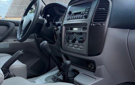 Toyota Land Cruiser 100 рестайлинг 2, 2004 год, 21 000 000 рублей, 31 фотография
