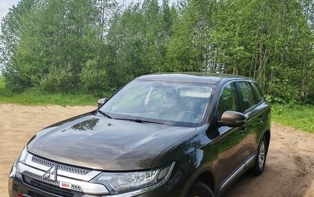 Mitsubishi Outlander III рестайлинг 3, 2019 год, 2 000 000 рублей, 4 фотография