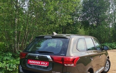 Mitsubishi Outlander III рестайлинг 3, 2019 год, 2 000 000 рублей, 3 фотография