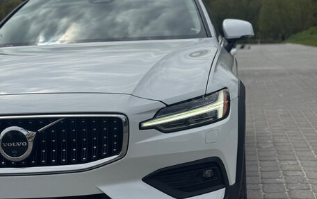 Volvo V60 Cross Country II, 2023 год, 4 100 000 рублей, 2 фотография