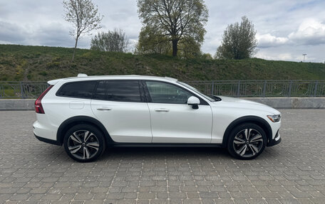 Volvo V60 Cross Country II, 2023 год, 4 100 000 рублей, 6 фотография