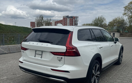 Volvo V60 Cross Country II, 2023 год, 4 100 000 рублей, 7 фотография