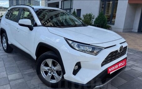 Toyota RAV4, 2020 год, 3 200 000 рублей, 2 фотография
